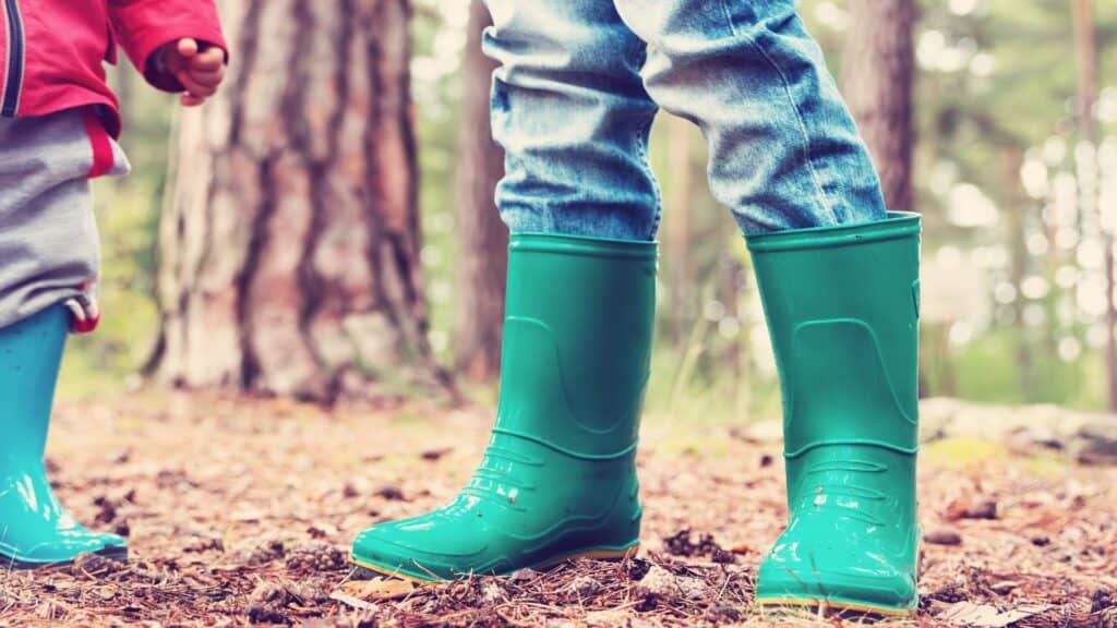 children-in-wellies-in-the-leaves